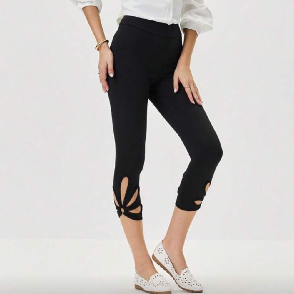 NWOT Emery Rose Black Cutout Capri Leggings